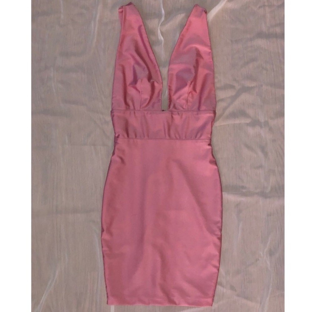 Pink low-V cut bodycon dress